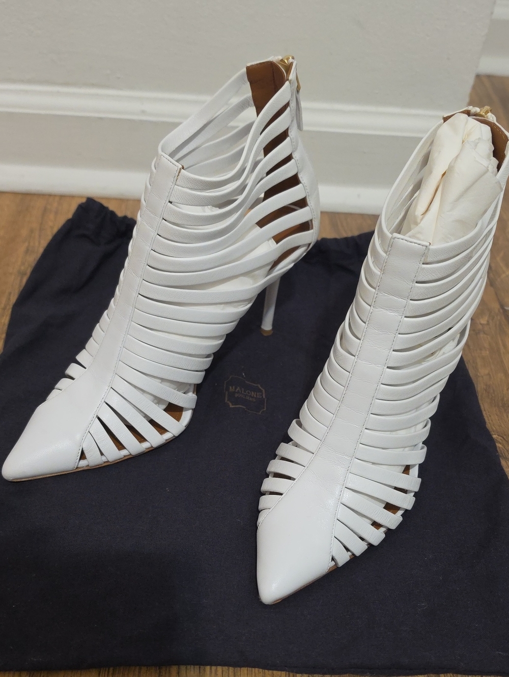 Manole SOULIERS white Pointed-Toe Ankle Boots